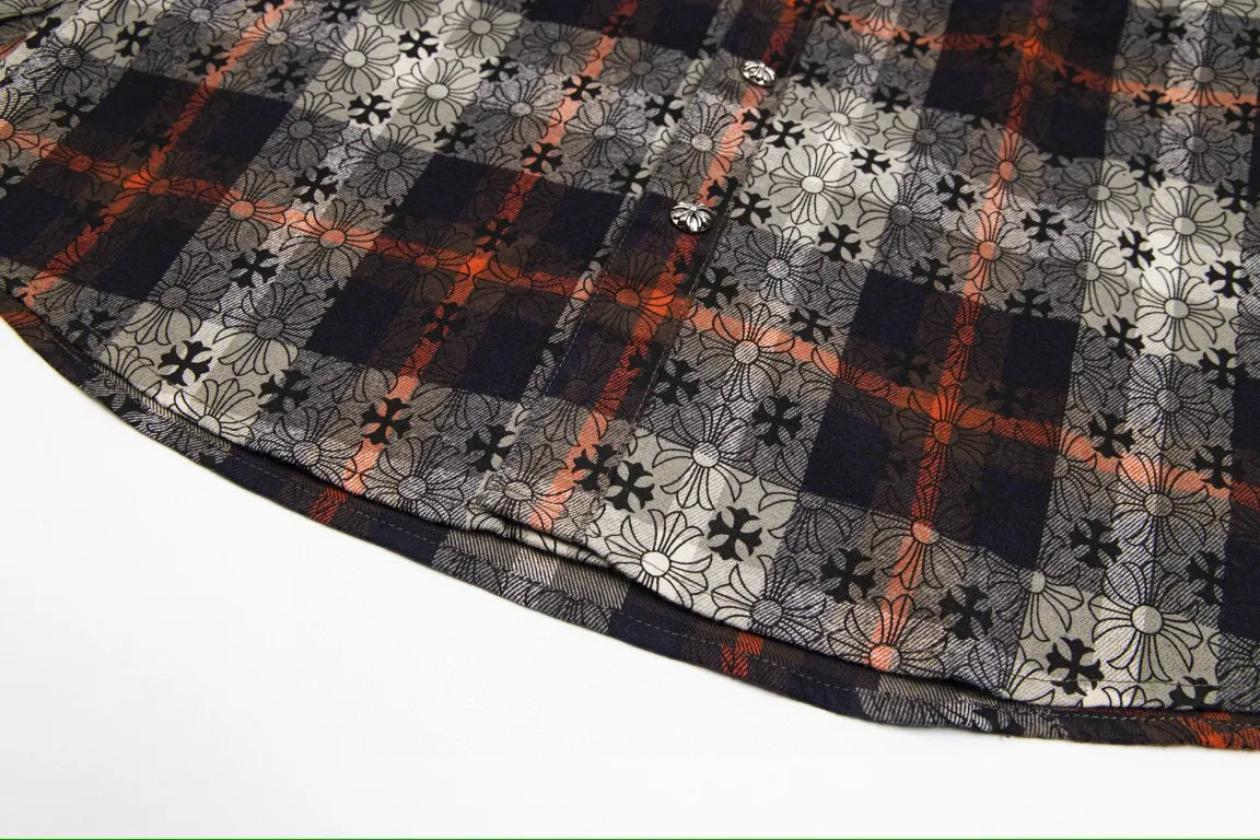 P230 Style number: G009 Chrome Hearts classic cashew flower cross all-over printed jacquard long-sleeved top casual shirt for couples 1️⃣Customized original jacquard fabric, high-quality pure cotton jacquard plaid fabric, soft and comfortable to the touch, a very high-quality fabric! 2️⃣The details of the workmanship are perfectly controlled. The lining is made of vest hemming, and the cuffs are made of double cross leather labels. It is different from the ordinary version. The collar is also designed with interlining, which shows high-end fashion and personality. The style is fashionable, simple and elegant, and it is a very versatile jacket! 4⃣️Complete accessories, all customized with original versions! Same style for men and women Color: cashew red Size: S, M, L, XL